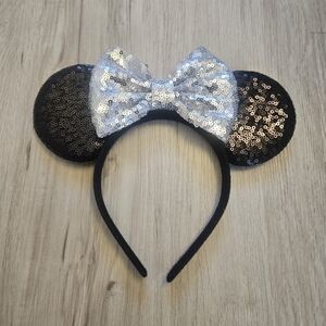 Disney Minnie Mouse Black Headband Silver Sequin Bow Ears Brand new